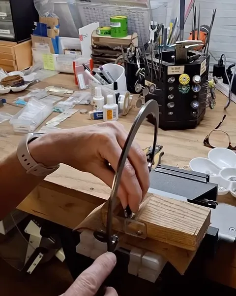 Absolutely love this DIY jump ring jig created by  @quiettimejewelry 
“Homemade Jumpring Jig✨️

A simple tool I couldn’t...