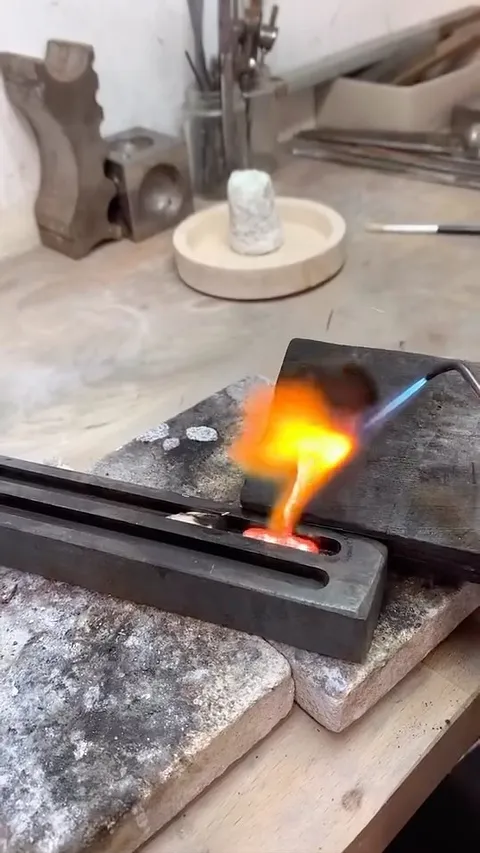 Love this tip from @shimell_madden - “We use a charcoal block as crucible when melting up metal and creating a ingot. The...