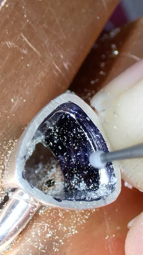 Comment “online classes” and I will DM a link so you can learn from Lucy!! In this video she cuts a seat for a faceted...