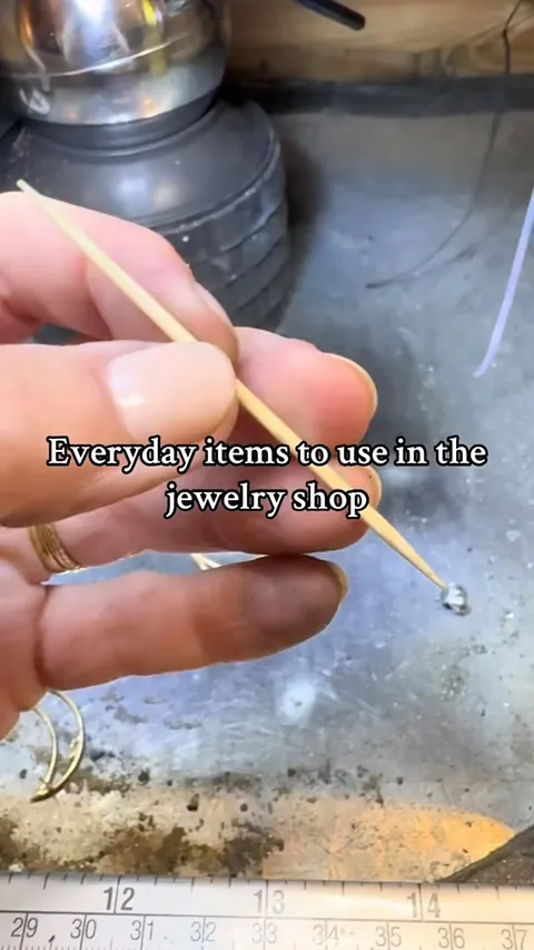 Great POLISHING TIPS from @jennistuartjewelry⁣
“Polish jewelry with everyday items from home! Here are a few we frequently...
