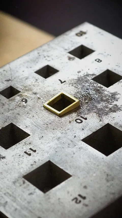 Tip for using a Square Collet (Bezel) Block from @jacothejeweller⁣
⁣
“Here’s an excerpt (from our latest full-length...