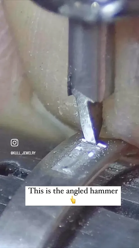 Setting a baguette diamond with @kull_jewelry ✨⁣
⁣
“1️⃣ It’s super important to clear the corners of your setting! As you...