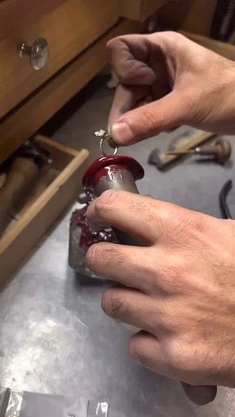 Tips for workholding with shellac from @rmrjewellers⁣
⁣
“Ensure that the surface where the shellac will be applied is...