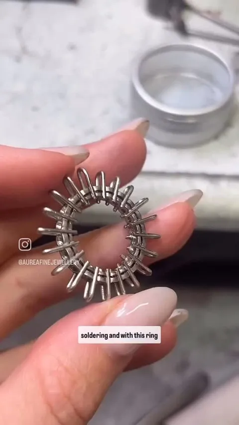 An amazing process video from @aureafinejewellery creating a double bezel, full eternity diamond band!⁣⁣
 ⁣⁣
“✨The tool I...