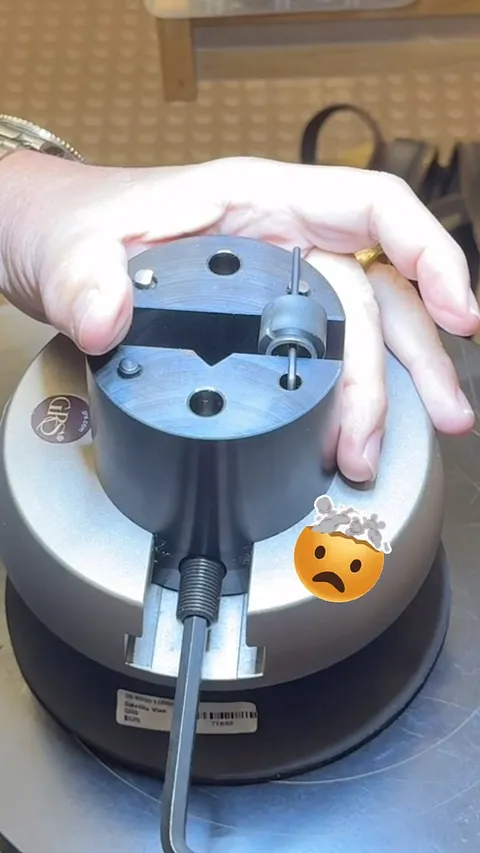 Tip for holding rings in a vise for engraving or stone setting from @master.engraver 💡✨

During the @stullerbenchjeweler...