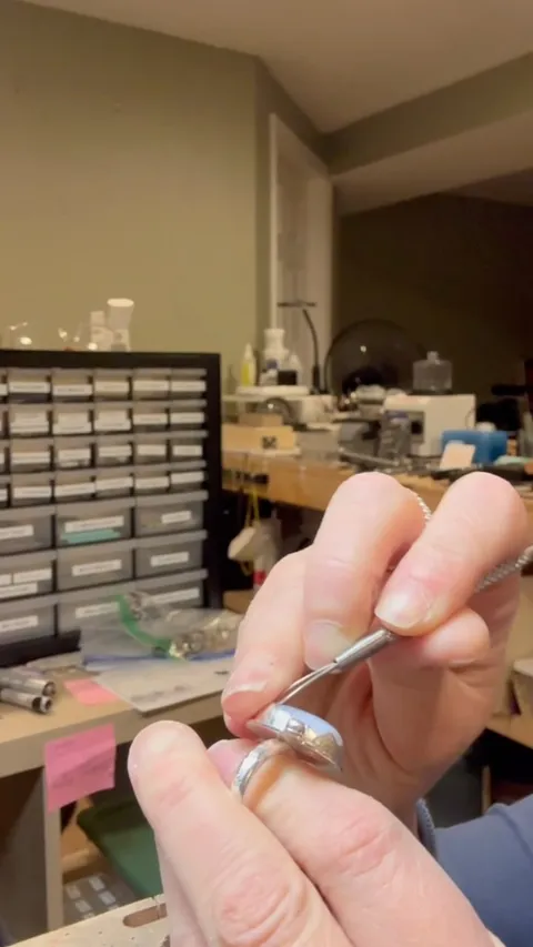 Create your own tool for opening a bezel with this tip from @areteadorned ⁣
⁣
⁣
“Anytime I’ve found in the final stages of...