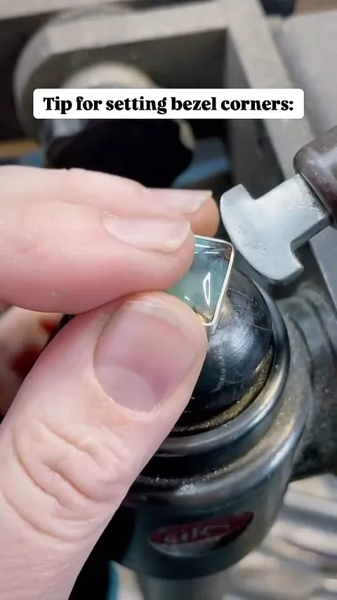 Tip for setting bezel corners on triangles, heart points, squares, rectanges... from @sarahweberpurves ⁣
⁣
“A lot of...