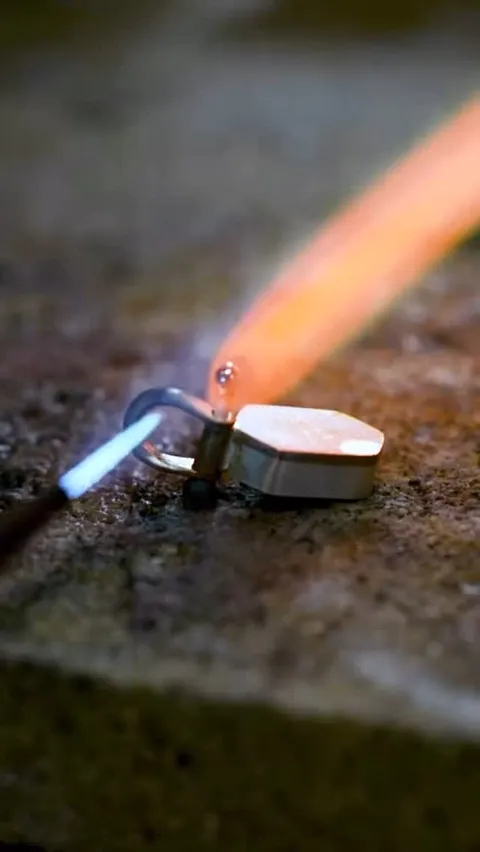 Here is a hinge tip from @endeisjewelry for a video she created for @riogrande ⁣⁣
⁣⁣
“There’s something so satisfying...