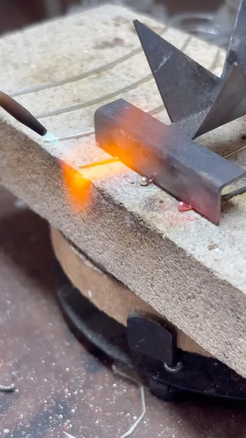 Here is a tip for anyone that struggles with balls 🫢 from @shayne.suttie.jewellery⁣⁣
⁣⁣
“I am using a steel trivet for...