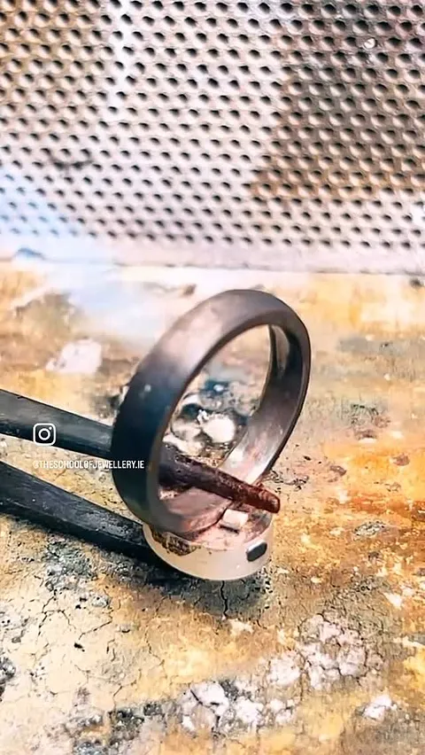 3 AMAZING TIPS IN ONE POST from @theschoolofjewellery.ie 
⁣
⁣
“Struggling to solder a cabochon setting onto a D-shape ring...