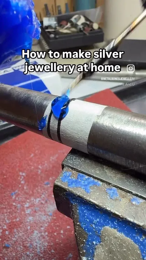 Great tip for wax work from @metalbonesjewellery ⁣
⁣
“I wrap masking tape around the mandrel because wax sticks to it...