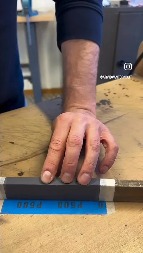 Love this tutorial on making your own sanding sticks from @arvidvantornout⁣
 ⁣
“Voor alle studenten (en misschien ook...