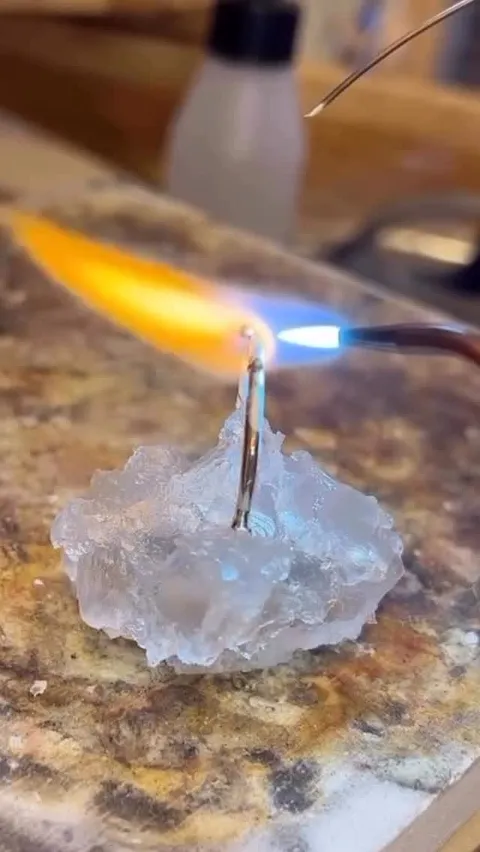 Do you need to resize a ring with a stone? Here is a heat shield tip from @jen_surine 🔥⁣
⁣
“When I’m sizing a ring with a...