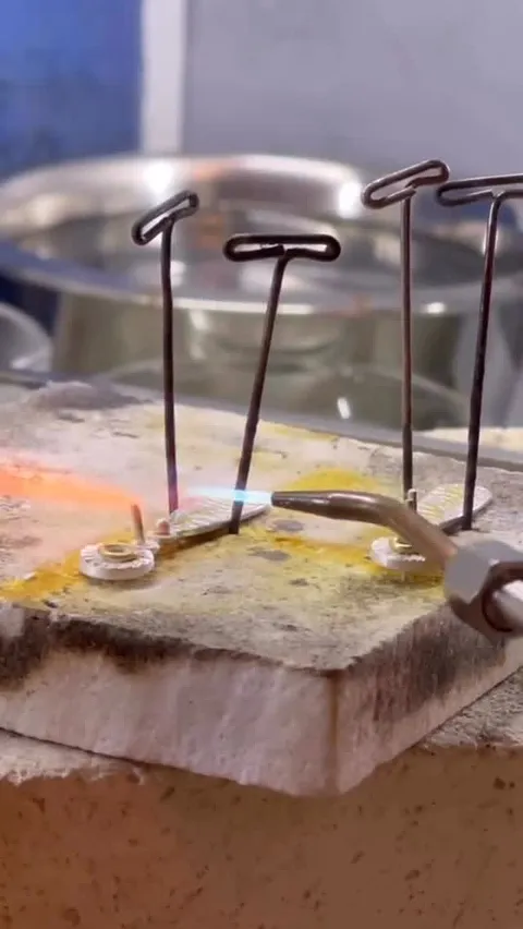 🔥 Soldering tip 👩‍🏭 from @shalondesigns 

“Are you looking for another work-holding option? Stainless Steel T Pins are...