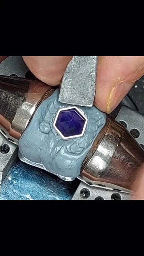 Hexagon Setting Tips from @martindenoch 💎

“Always start with the corners to achieve a nice, smooth setting!” This pro tip...