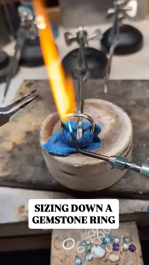 In this video @monzonjeweler is sizing down a ring that has a stone that can’t tolerate heat 🔥in realtime! 

“Whenever I...