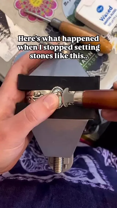 Bezel rocker VS. hammer setting — tip from @wildandroaming (formally NomadicPine)👇⁣

“If you’re like me you probably...