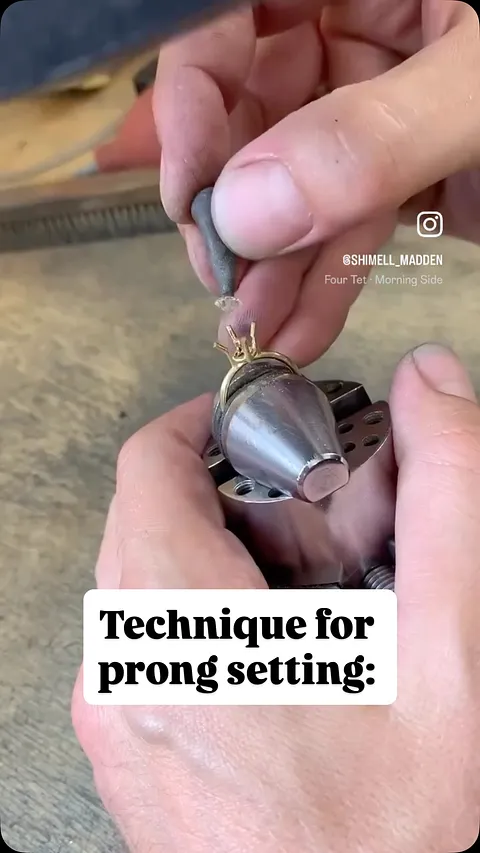 Stop scrolling if you love learning how fine jewelry is made! 💎

💍 Watch @shimell_madden use a four-prong compass claw...