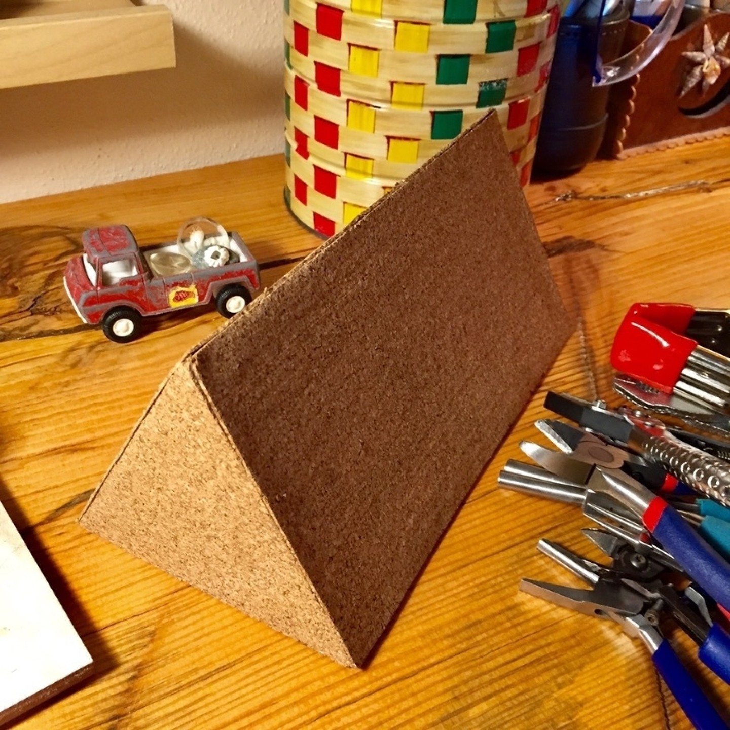 Circling back to this clever, inexpensive DIY plier stand idea. Created by @stephanienorrisws! She wasn’t into the wood...