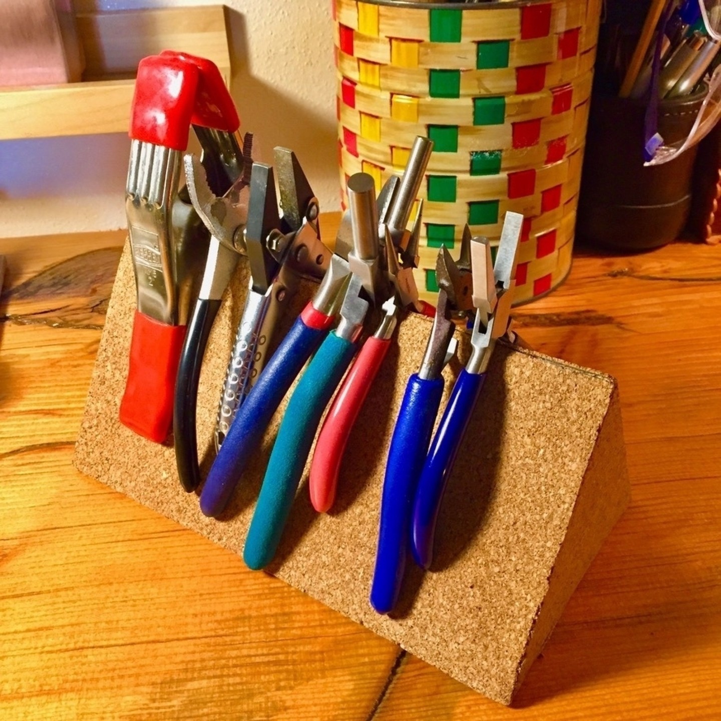 Circling back to this clever, inexpensive DIY plier stand idea. Created by @stephanienorrisws! She wasn’t into the wood...