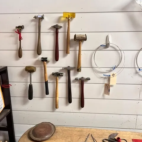 Love how @susanfauman displays and stores her hammers on a wall by using simple screws. 

Thank you Susan for sharing with...