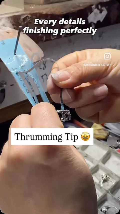 I absolutely love this thrumming technique from @jinyijewelry_factory . 

Taking a simple nail and holding a wider strip...