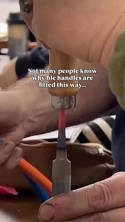 How and why to attach a wooden handle to a jeweler’s file 👀 shared by @theforgespace 

“Ever wondered why jewellers heat...