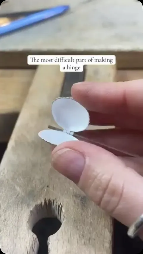 🔊 Sound on for this one because this hinge tip from @cognac_jewellery_school is SO good. 

“This is my favourite low-tech...