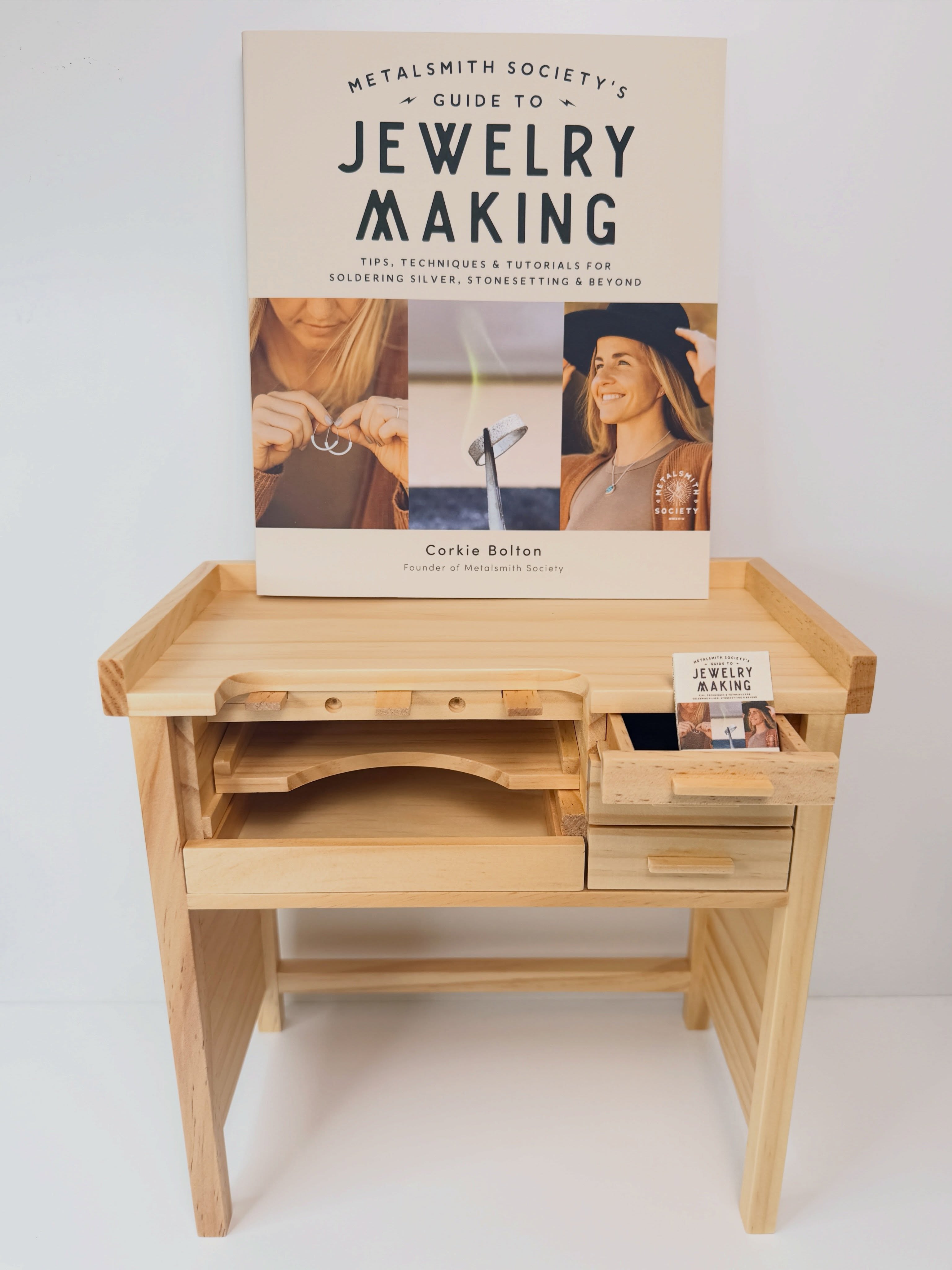 IT’S FINALLY HERE 🤯 swipe >> for the big reveal!!!

I mean COME ON! It’s so smol. 

It’s a fully functional bench...