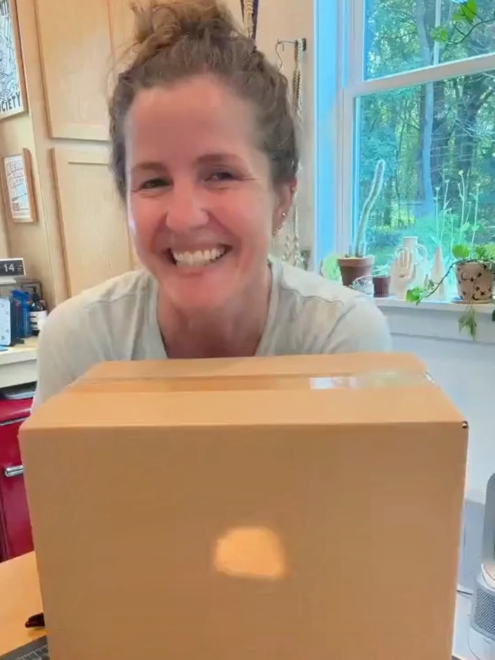 IT’S FINALLY HERE 🤯 swipe >> for the big reveal!!!

I mean COME ON! It’s so smol. 

It’s a fully functional bench...