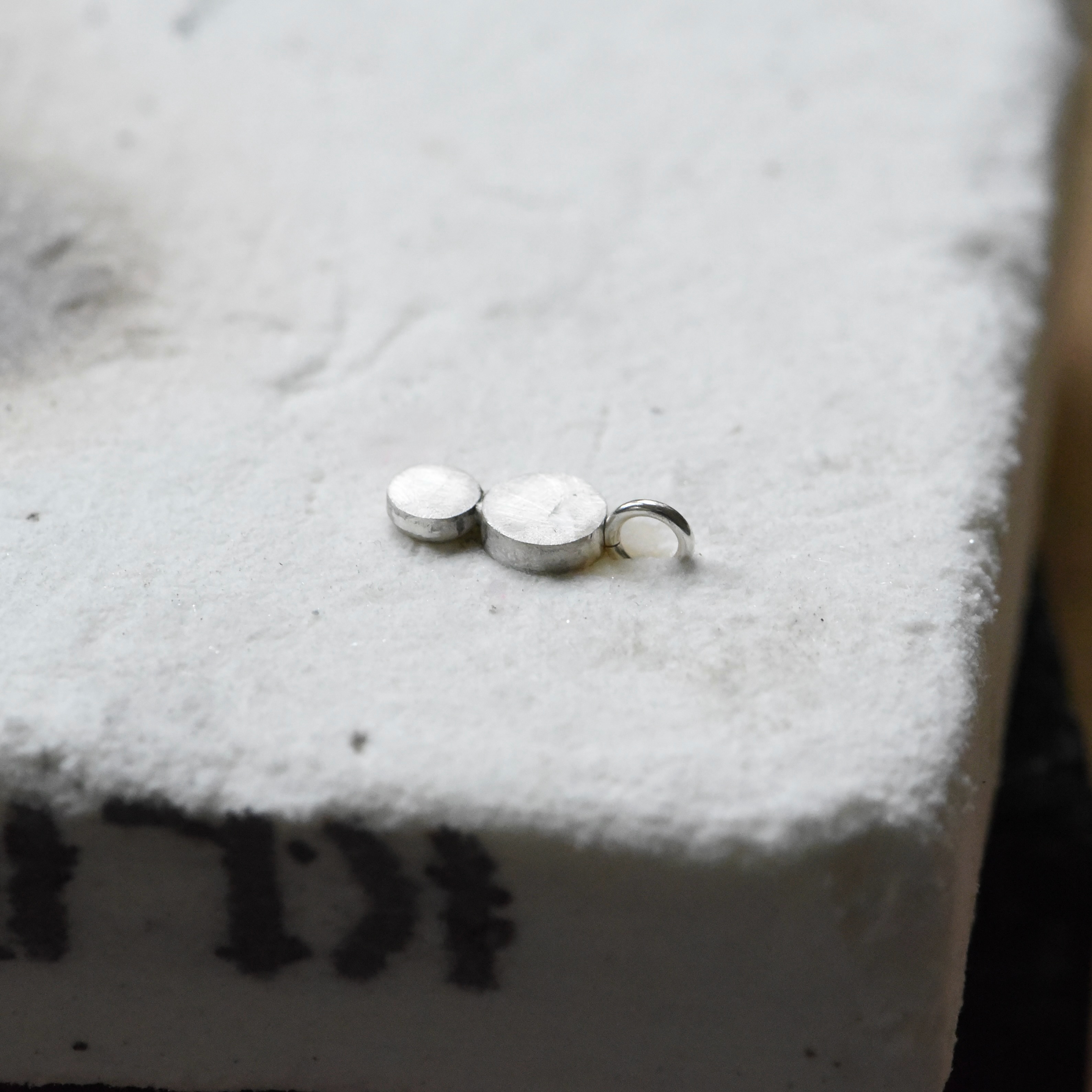 This is the Kaiser-Lee Board, a tip shared years ago by my friend @thewildpine 

It’s soft and you can press components...