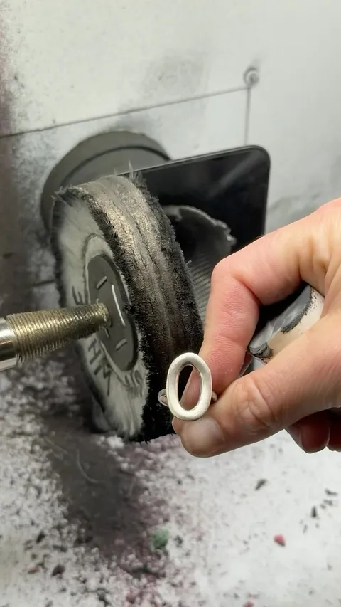 This “one polishing tip” turned into a few 😅

The polishing machine was definitely one of the tools that made me nervous...