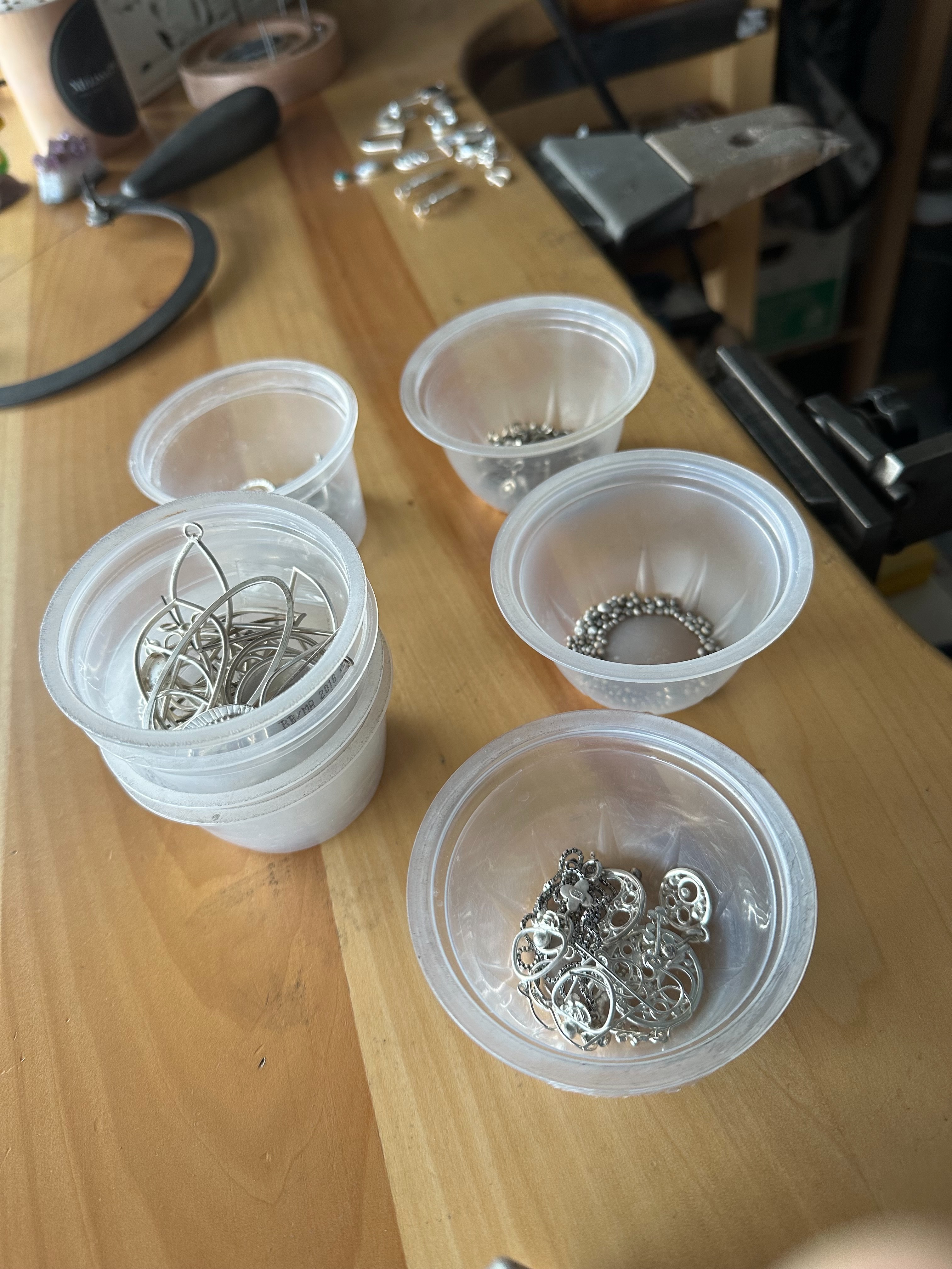 Fantastic organization tip from @melissapedersen 

“I use little recycled plastic fruit or apple sauce cups from my kids...